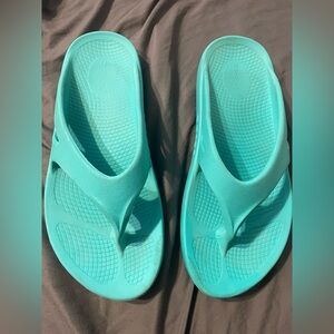 OOFOS Aqua Teal Ooriginal Recovery Flip Sandals size 9